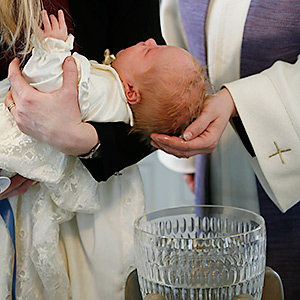 Pappi kastamassa vauvaa.