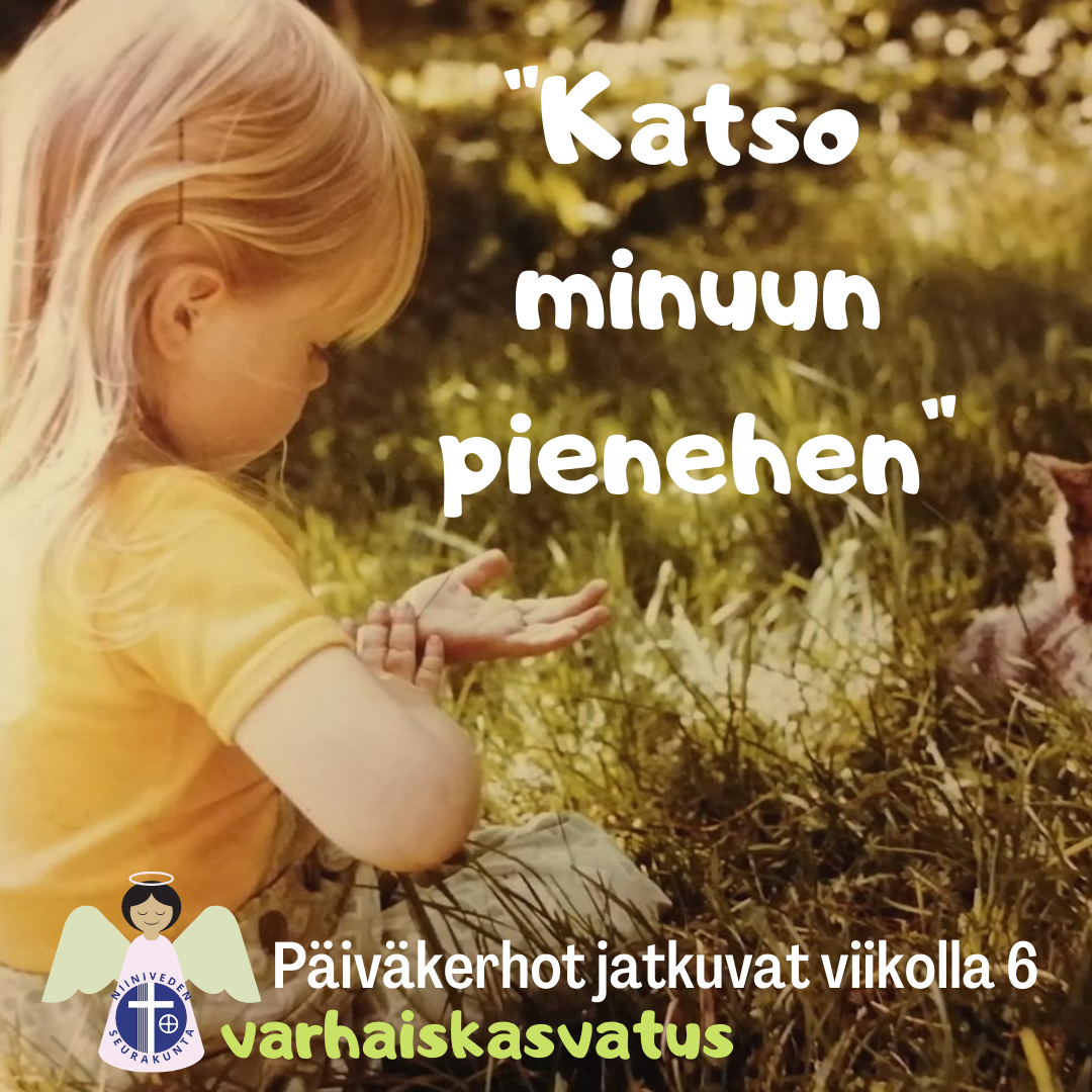 Pieni tyttö istuu nurmikolla.