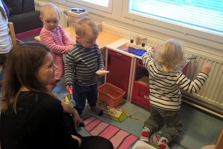 Perhekerho Vesannolla Perhekerholaisia leikkimässä